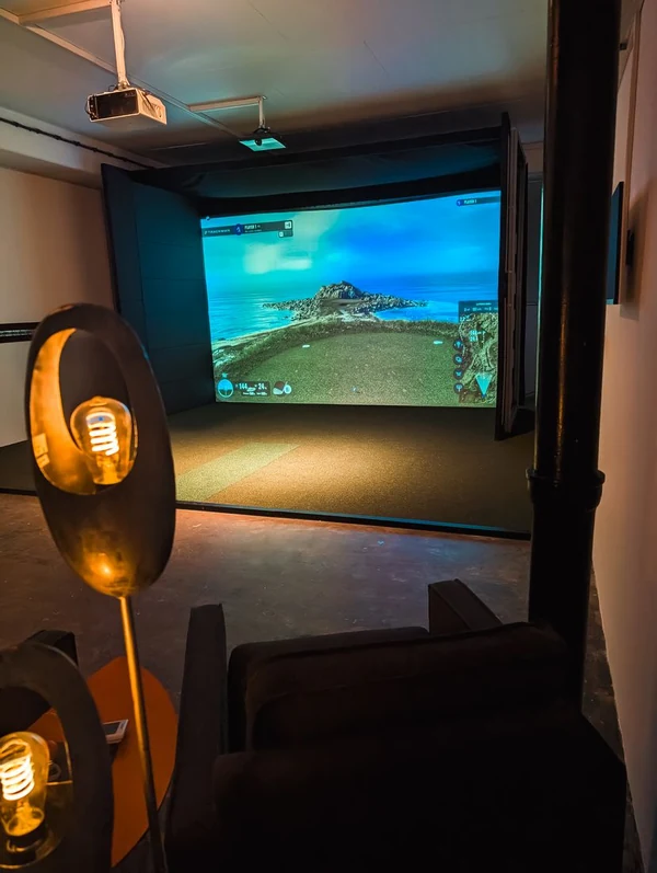 Privater Simulator-Raum mit Küstenplatz auf der Leinwand